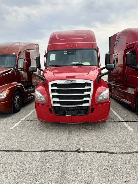 Freightliner 2022 Red